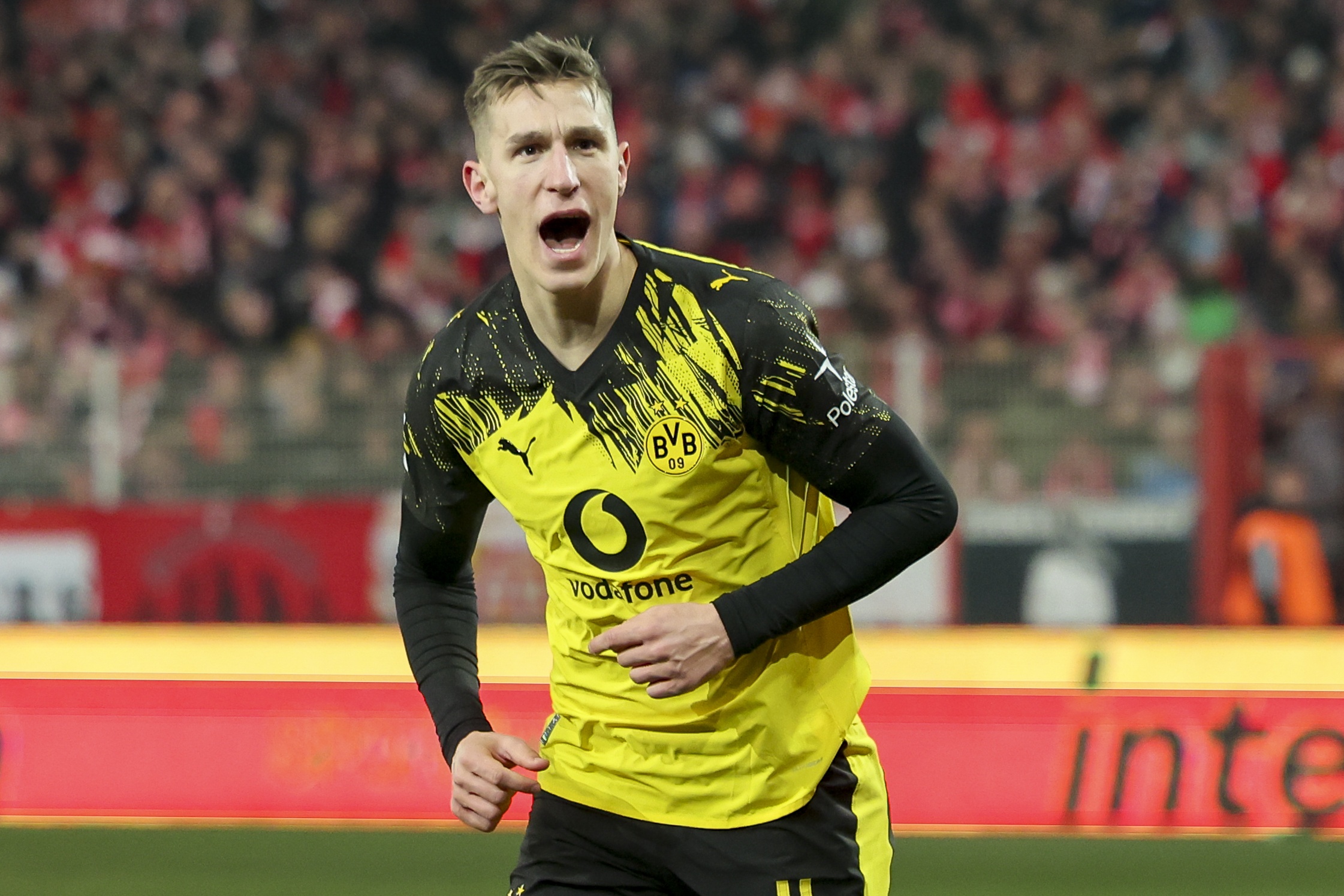 戴维森代表中国俱乐部职业赛事出场100次，三镇66场西海岸34场